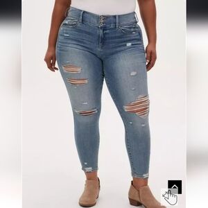 🍁🍂Torrid 18r Jegging Skinny Super Soft High-Rise Destructed Jean